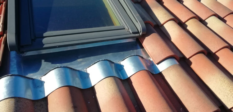 couverture de toiture autour d'un velux