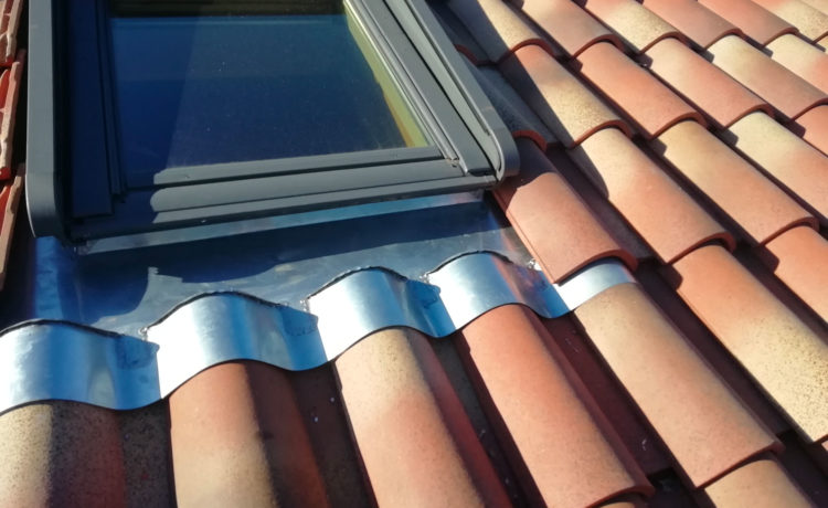 couverture de toiture autour d'un velux